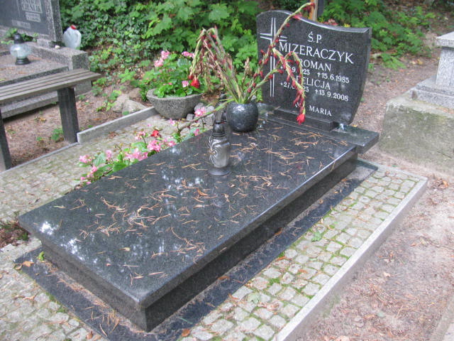 Grób ROMAN MIZERACZYK
